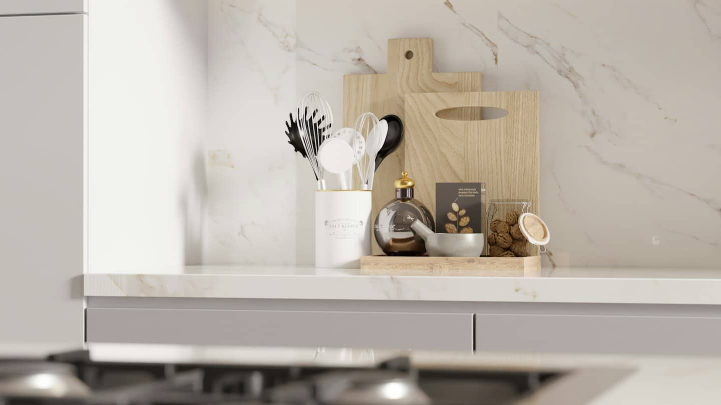 Küchenarbeitsplatte mit Utensilien, Ölflasche und Holzschneidebrettern.